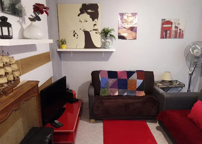 Guesthouse Familial Pour 1 A 5 Personnes De 42M2-Accessible Handic - Rez De Chaussee-Vues Sur Rue Et Patio Prive - Sejour,Chambre Separee,Cuisine,Salle De Bain,Lit Double Et 2 Canape-Lit - Entree De La Rue Berzelius-5 Minutes Du Metro Brochant-Ligne1