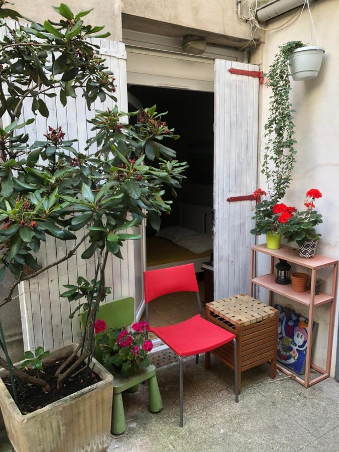 Familial Pour 1,2,3,4 Personnes De 42m2-accessible Handic -rez De Chaussee-vues Sur Rue Et Patio Prive - Sejour,chambre Separee,cuisine,salle De Bain,lit Double Et Canape-lit 2pers-entree De La Rue Berzelius-5 Minutes Du Metro Brochant-lig *