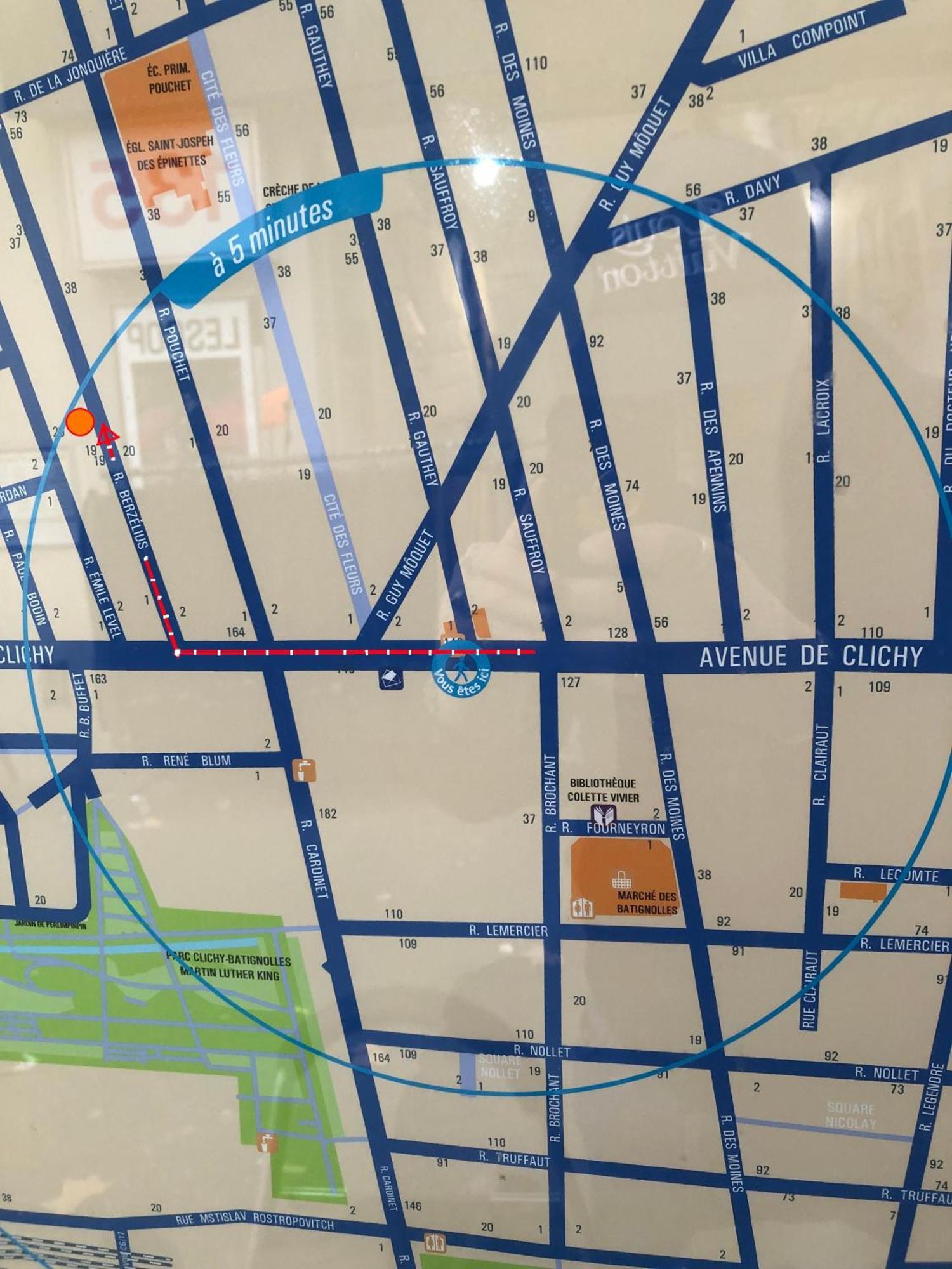 Familial Pour 1,2,3,4 Personnes De 42m2-accessible Handic -rez De Chaussee-vues Sur Rue Et Patio Prive - Sejour,chambre Separee,cuisine,salle De Bain,lit Double Et Canape-lit 2pers-entree De La Rue Berzelius-5 Minutes Du Metro Brochant-lig