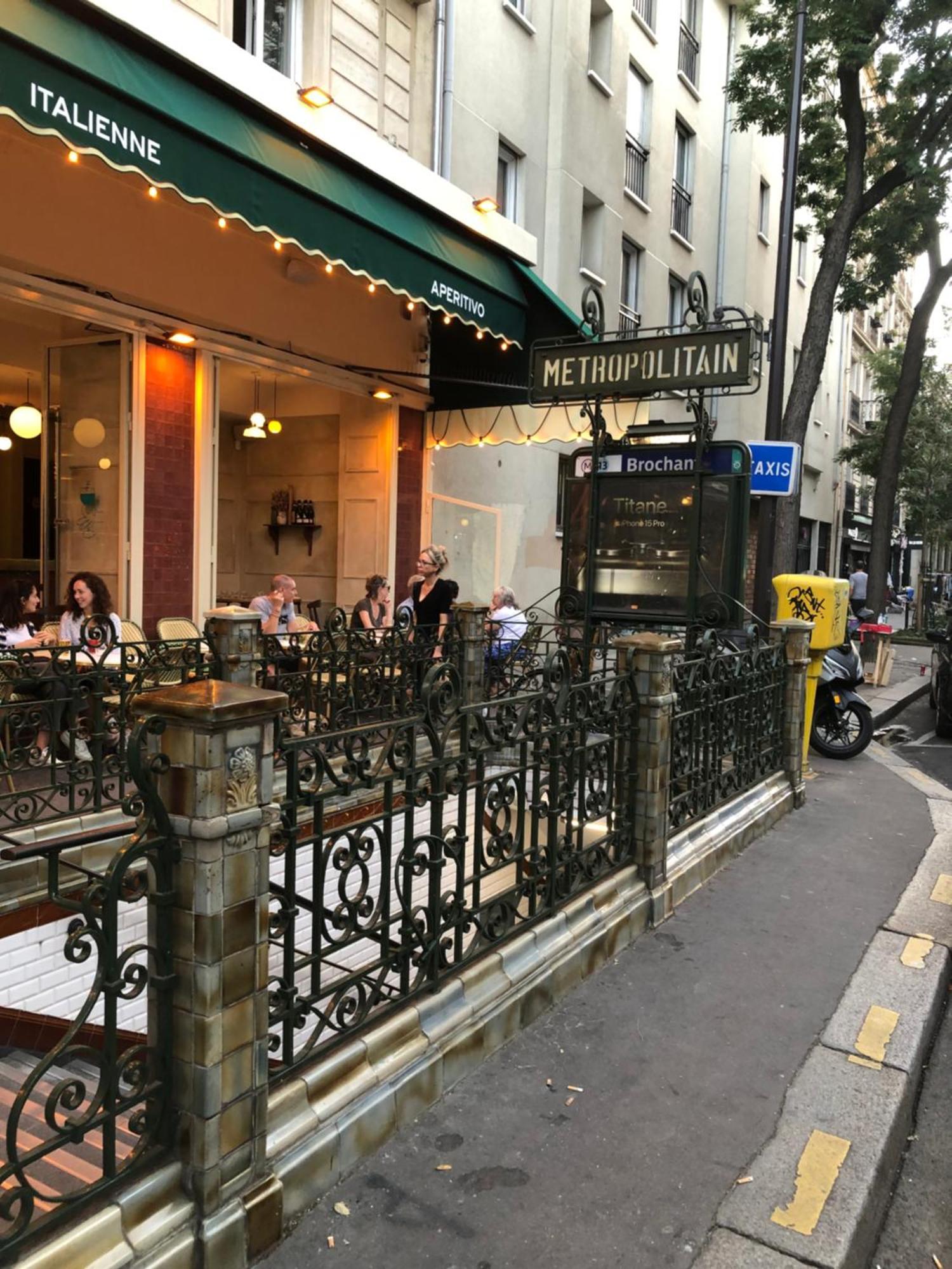 Familial Pour 1,2,3,4 Personnes De 42m2-accessible Handic -rez De Chaussee-vues Sur Rue Et Patio Prive - Sejour,chambre Separee,cuisine,salle De Bain,lit Double Et Canape-lit 2pers-entree De La Rue Berzelius-5 Minutes Du Metro Brochant-lig *