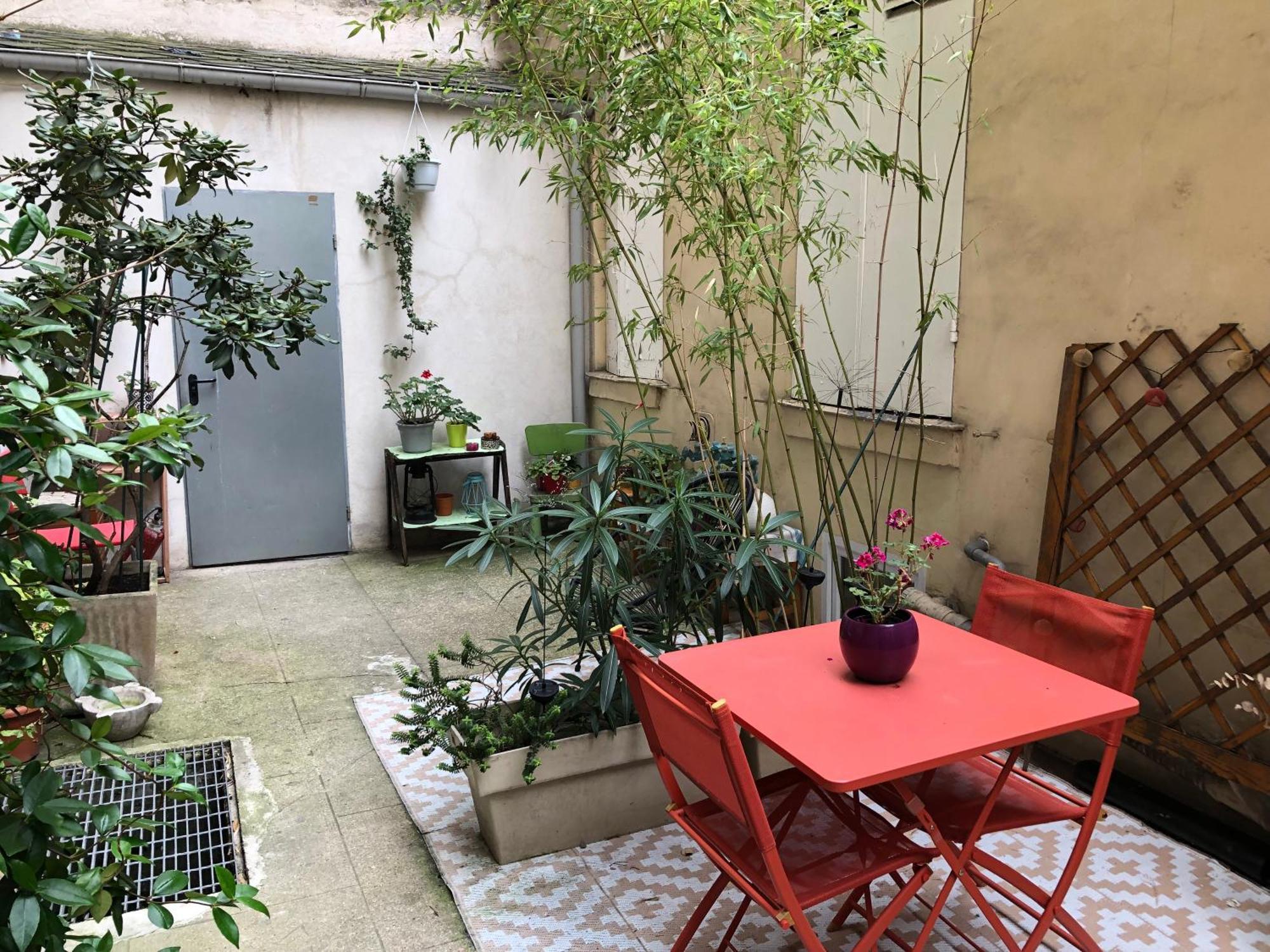 Appartement Familial Pour 1,2,3,4 Personnes De 42m2-accessible Handic -rez De Chaussee-vues Sur Rue Et Patio Prive - Sejour,chambre Separee,cuisine,salle De Bain,lit Double Et Canape-lit 2pers-entree De La Rue Berzelius-5 Minutes Du Metro Brochant-lig Paris