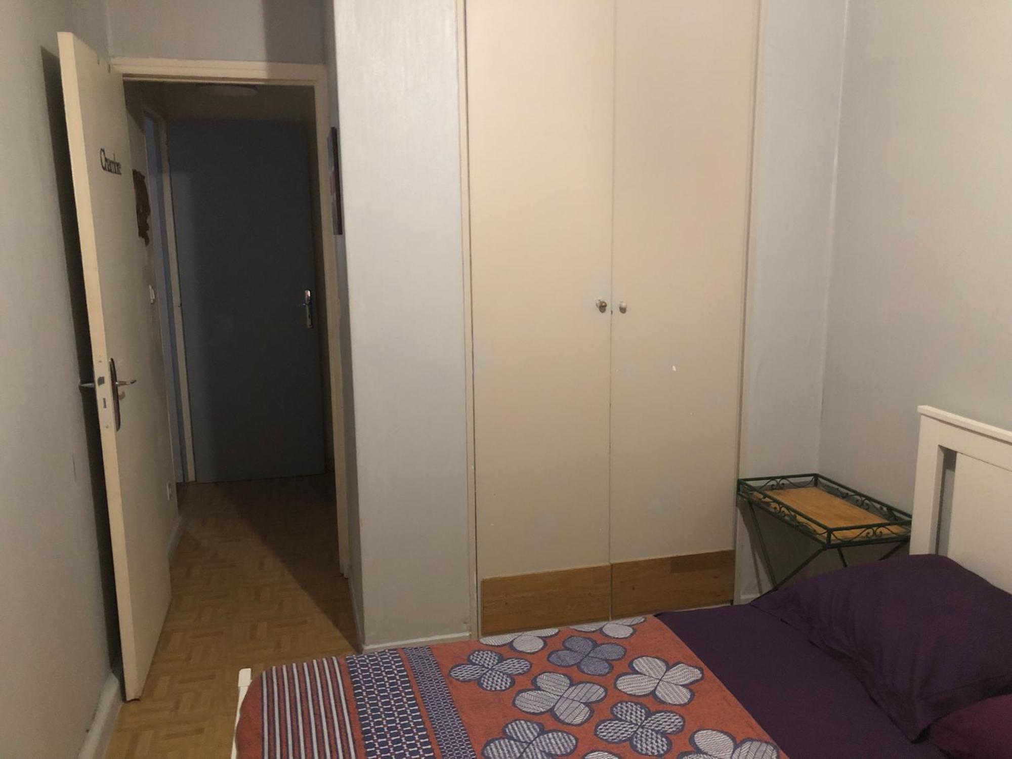 Appartement Familial Pour 1,2,3,4 Personnes De 42m2-accessible Handic -rez De Chaussee-vues Sur Rue Et Patio Prive - Sejour,chambre Separee,cuisine,salle De Bain,lit Double Et Canape-lit 2pers-entree De La Rue Berzelius-5 Minutes Du Metro Brochant-lig *