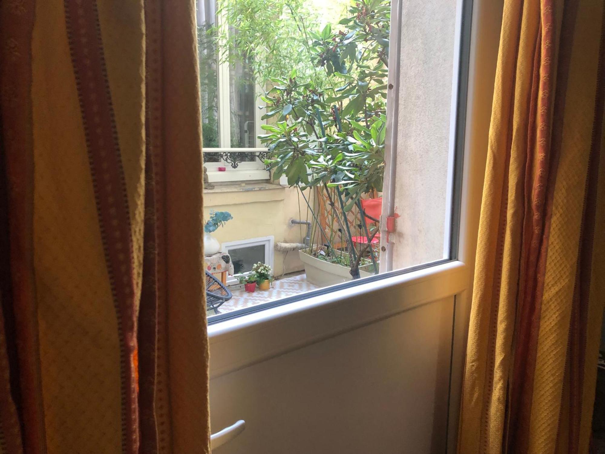 Appartement Familial Pour 1,2,3,4 Personnes De 42m2-accessible Handic -rez De Chaussee-vues Sur Rue Et Patio Prive - Sejour,chambre Separee,cuisine,salle De Bain,lit Double Et Canape-lit 2pers-entree De La Rue Berzelius-5 Minutes Du Metro Brochant-lig *