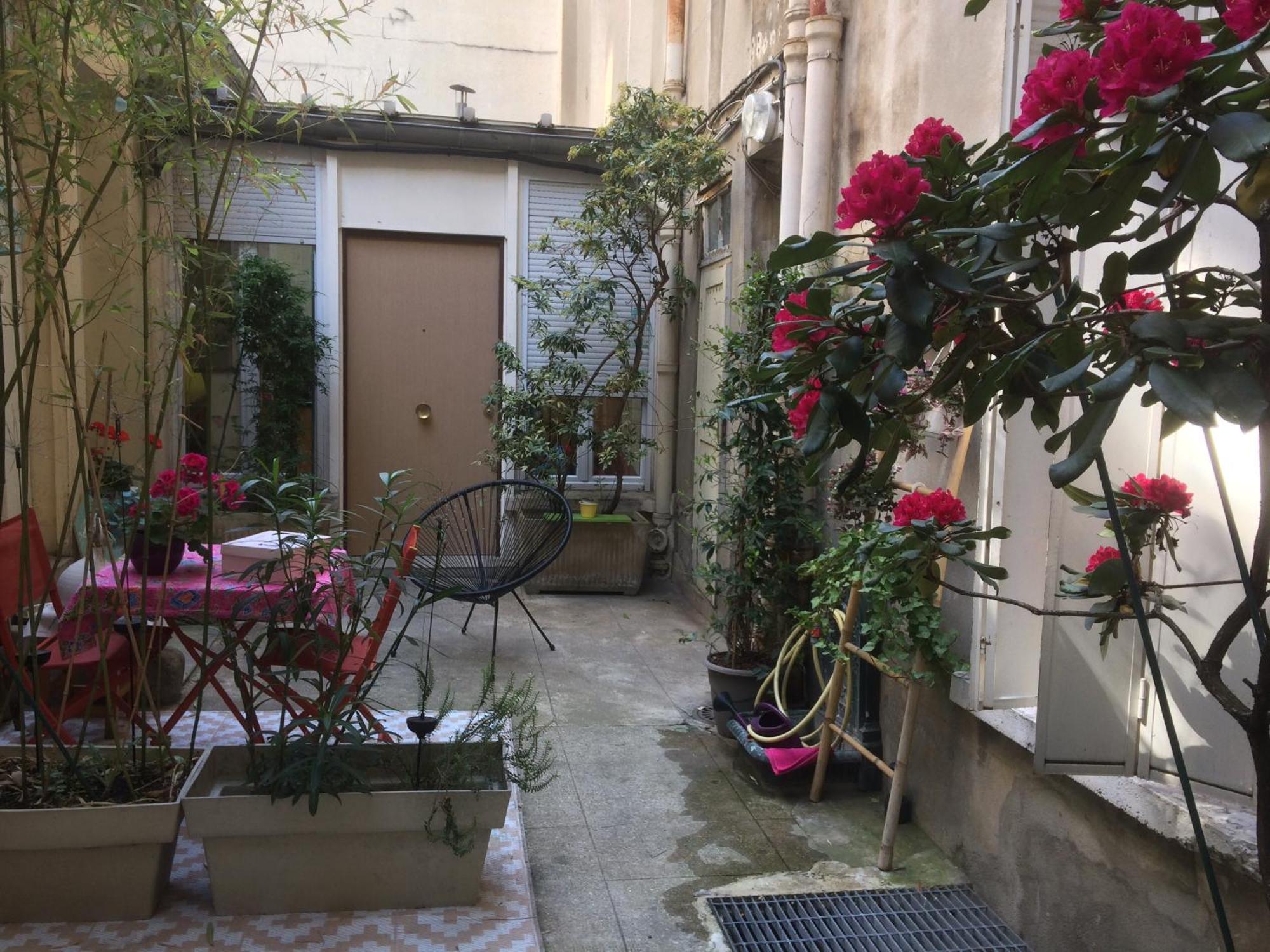 Appartement Familial Pour 1,2,3,4 Personnes De 42m2-accessible Handic -rez De Chaussee-vues Sur Rue Et Patio Prive - Sejour,chambre Separee,cuisine,salle De Bain,lit Double Et Canape-lit 2pers-entree De La Rue Berzelius-5 Minutes Du Metro Brochant-lig *