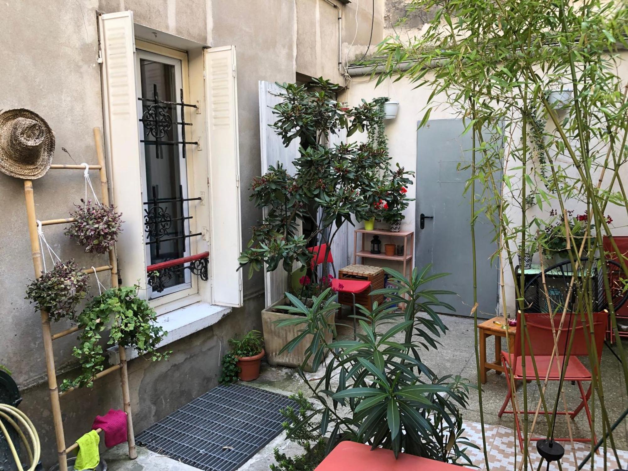 Familial Pour 1,2,3,4 Personnes De 42m2-accessible Handic -rez De Chaussee-vues Sur Rue Et Patio Prive - Sejour,chambre Separee,cuisine,salle De Bain,lit Double Et Canape-lit 2pers-entree De La Rue Berzelius-5 Minutes Du Metro Brochant-lig Appartement Paris