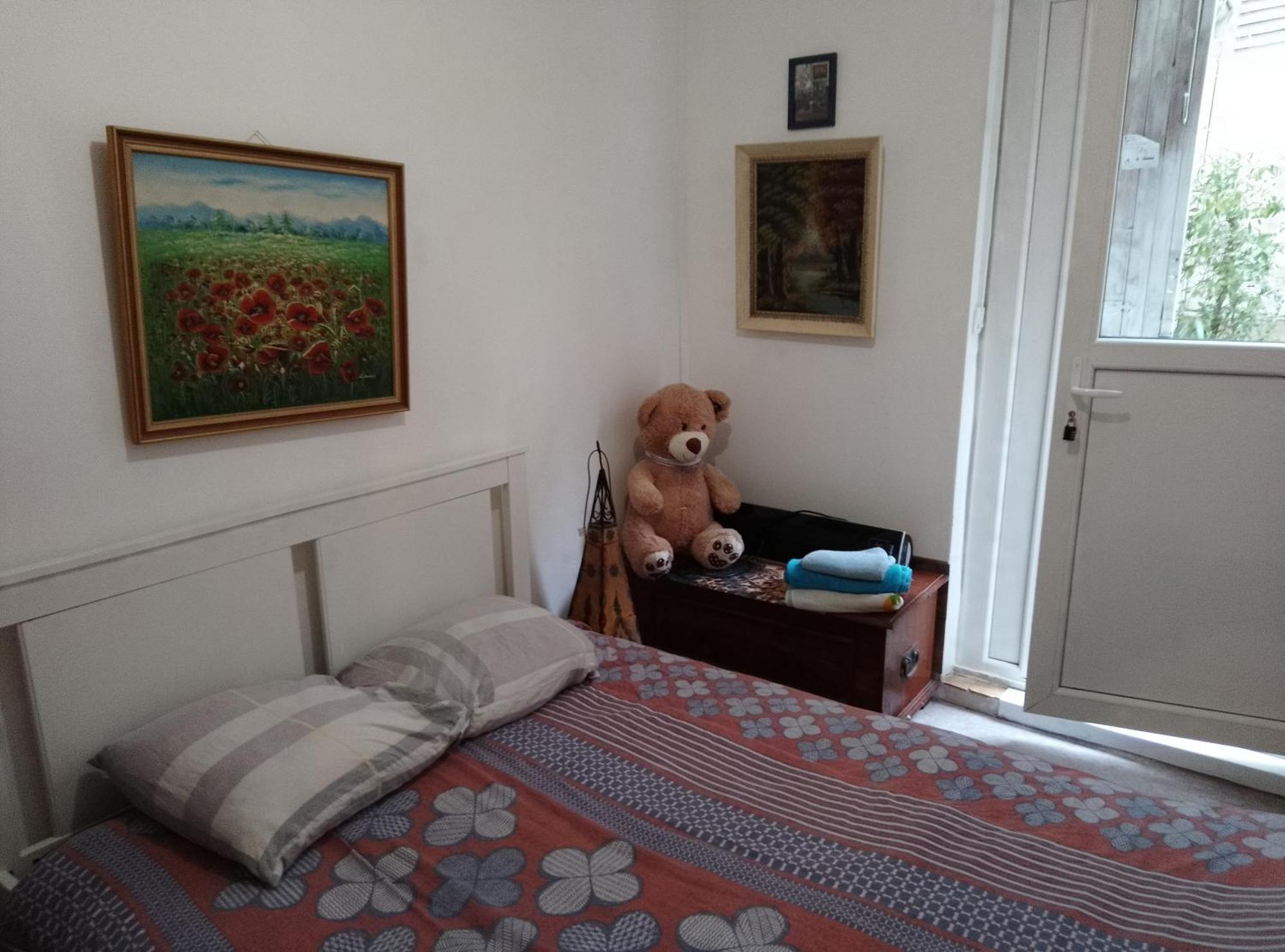 Familial Pour 1,2,3,4 Personnes De 42m2-accessible Handic -rez De Chaussee-vues Sur Rue Et Patio Prive - Sejour,chambre Separee,cuisine,salle De Bain,lit Double Et Canape-lit 2pers-entree De La Rue Berzelius-5 Minutes Du Metro Brochant-lig Paris