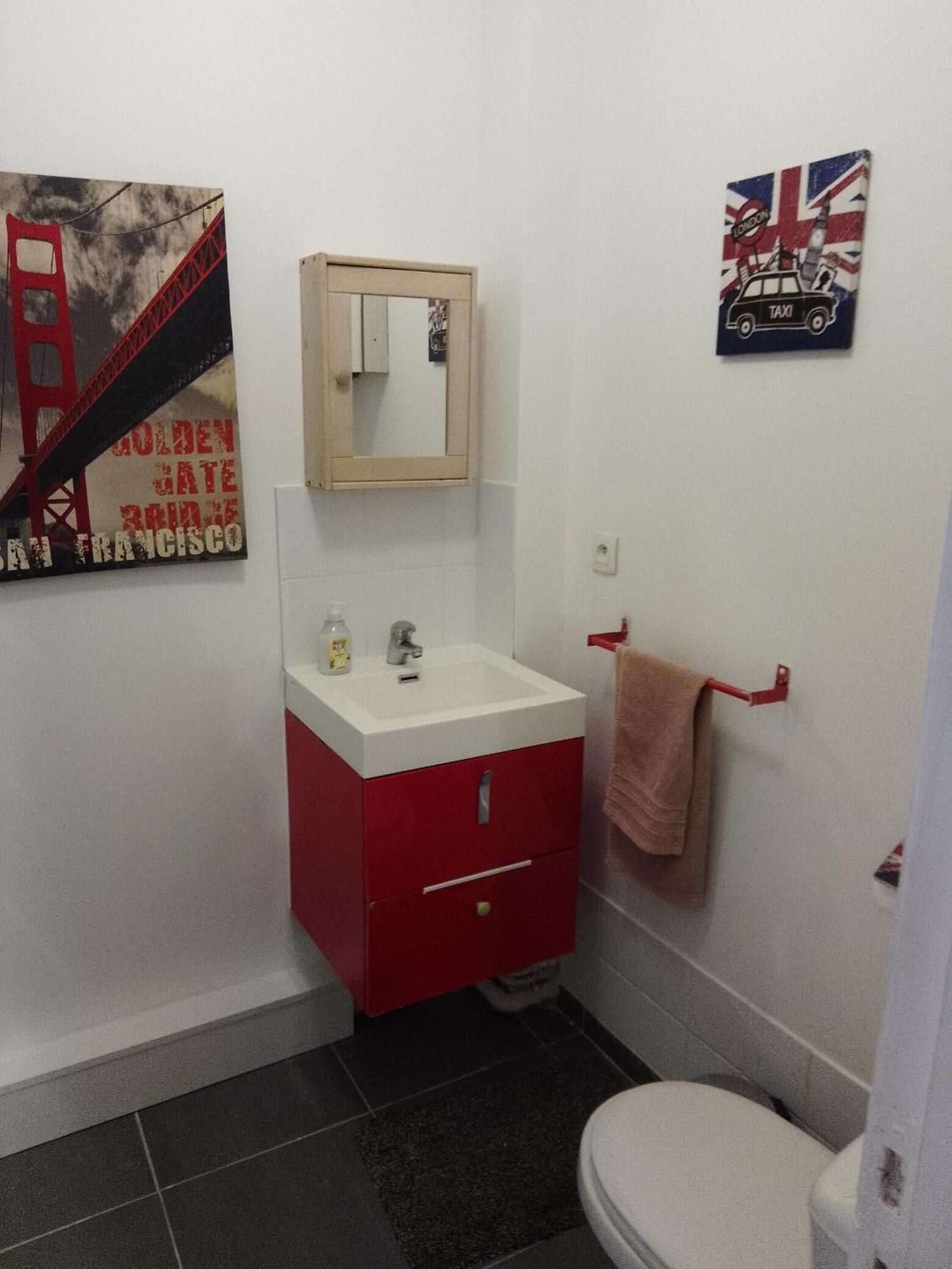 Familial Pour 1,2,3,4 Personnes De 42m2-accessible Handic -rez De Chaussee-vues Sur Rue Et Patio Prive - Sejour,chambre Separee,cuisine,salle De Bain,lit Double Et Canape-lit 2pers-entree De La Rue Berzelius-5 Minutes Du Metro Brochant-lig