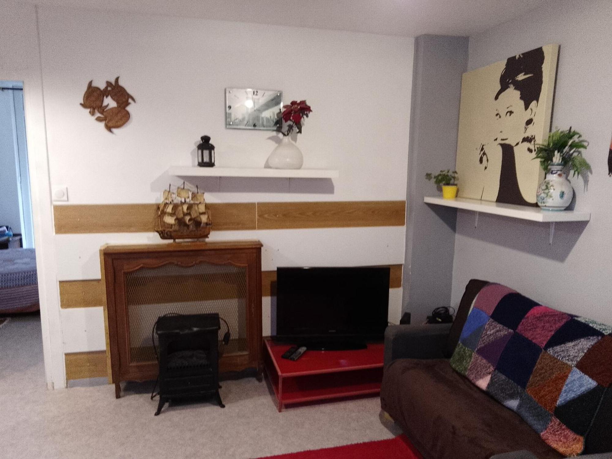 Familial Pour 1,2,3,4 Personnes De 42m2-accessible Handic -rez De Chaussee-vues Sur Rue Et Patio Prive - Sejour,chambre Separee,cuisine,salle De Bain,lit Double Et Canape-lit 2pers-entree De La Rue Berzelius-5 Minutes Du Metro Brochant-lig