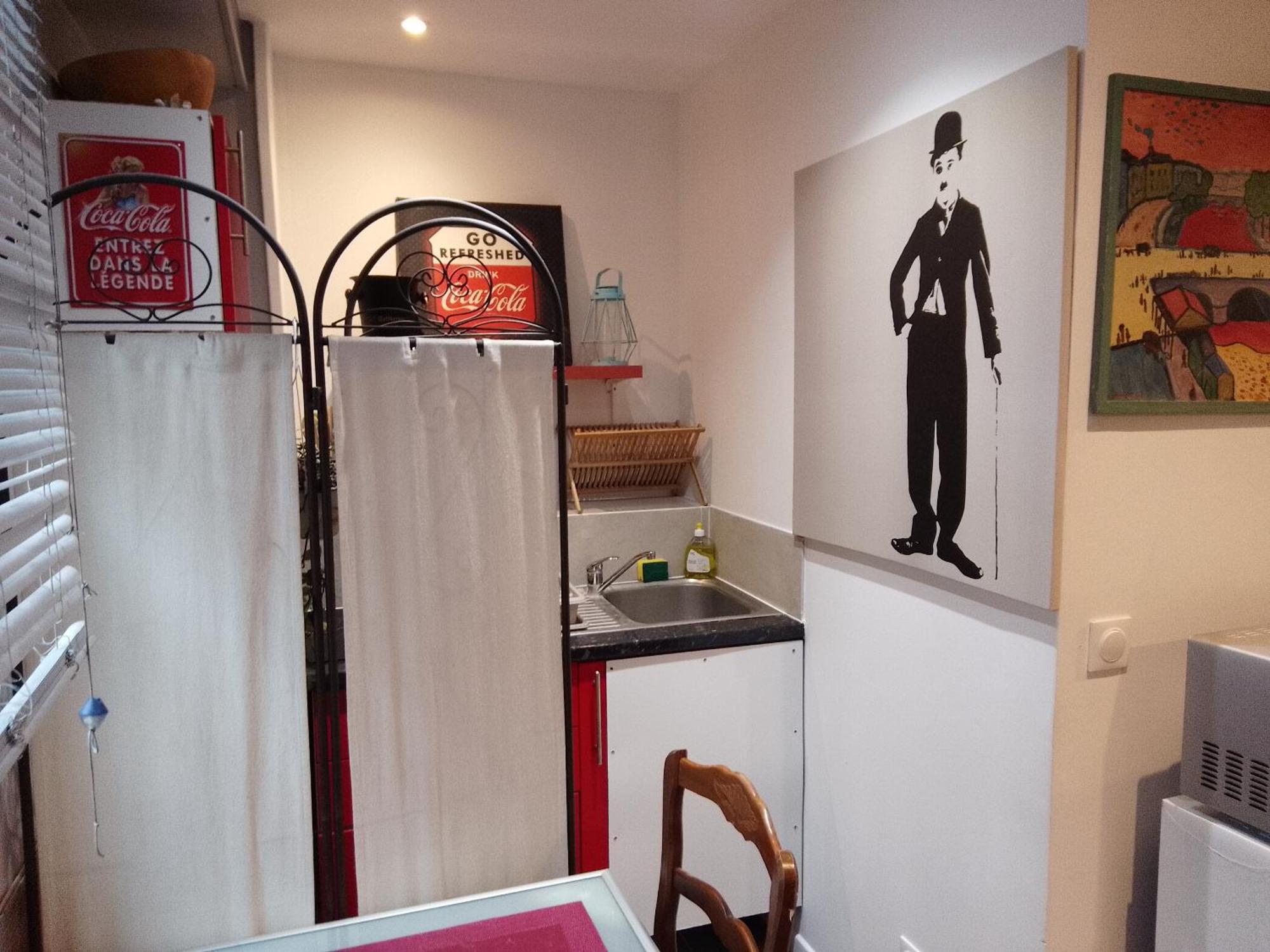 Appartement Familial Pour 1,2,3,4 Personnes De 42m2-accessible Handic -rez De Chaussee-vues Sur Rue Et Patio Prive - Sejour,chambre Separee,cuisine,salle De Bain,lit Double Et Canape-lit 2pers-entree De La Rue Berzelius-5 Minutes Du Metro Brochant-lig Paris