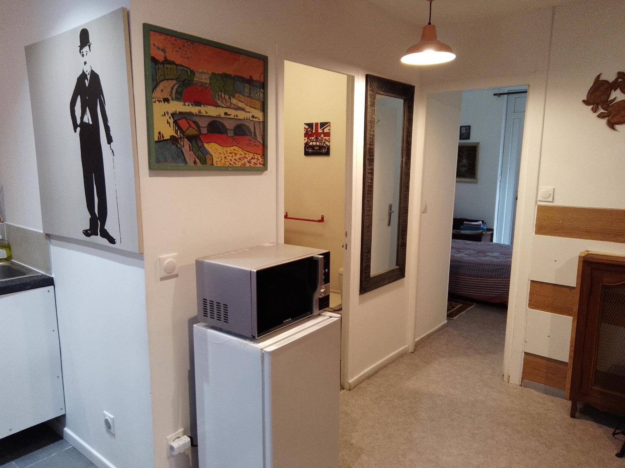Familial Pour 1,2,3,4 Personnes De 42m2-accessible Handic -rez De Chaussee-vues Sur Rue Et Patio Prive - Sejour,chambre Separee,cuisine,salle De Bain,lit Double Et Canape-lit 2pers-entree De La Rue Berzelius-5 Minutes Du Metro Brochant-lig Paris