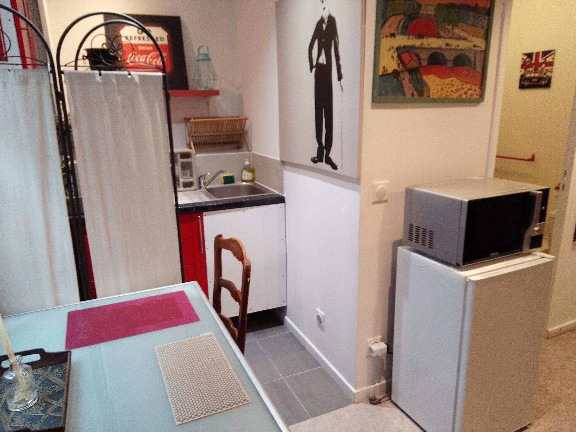 Familial Pour 1,2,3,4 Personnes De 42m2-accessible Handic -rez De Chaussee-vues Sur Rue Et Patio Prive - Sejour,chambre Separee,cuisine,salle De Bain,lit Double Et Canape-lit 2pers-entree De La Rue Berzelius-5 Minutes Du Metro Brochant-lig Appartement
